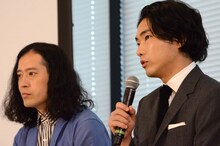 「元、落語家～話が下手な元噺家のハナシ～」プレミアム上映会の様子。左から又吉直樹、柄本佑。