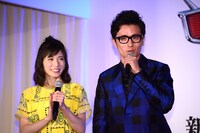 左から松岡茉優、藤森慎吾。