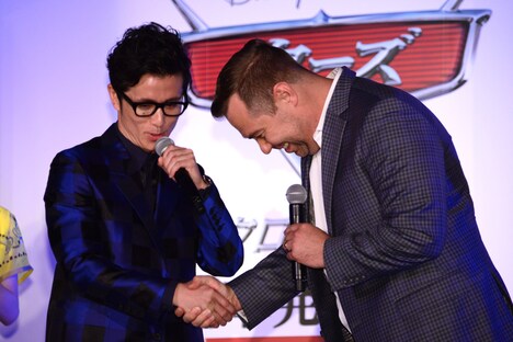 左から藤森慎吾、ブライアン・フィー。