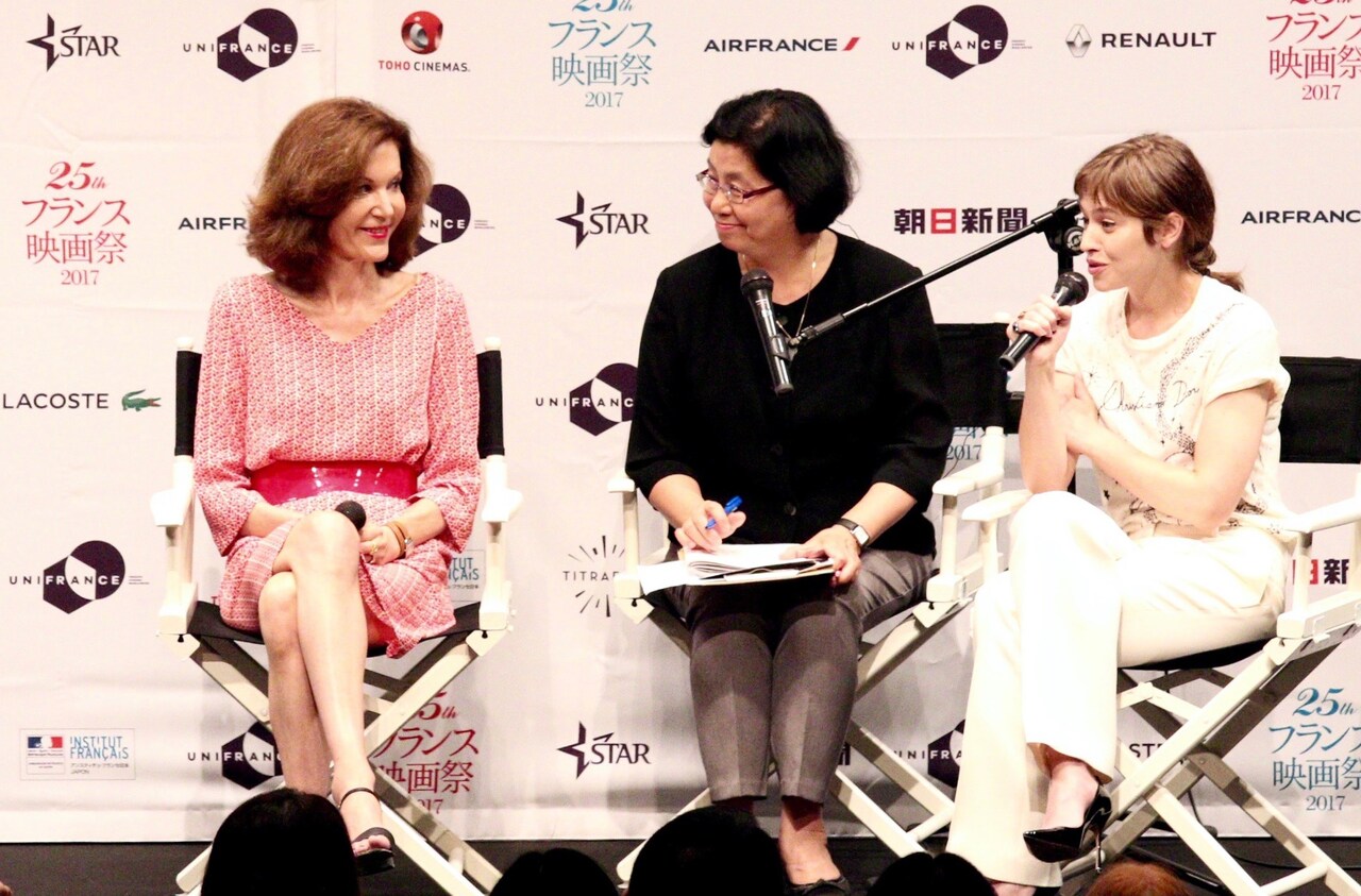 「夜明けの祈り」トークショーの様子。アンヌ・フォンテーヌ（左）、ルー・ドゥ・ラージュ（右）。