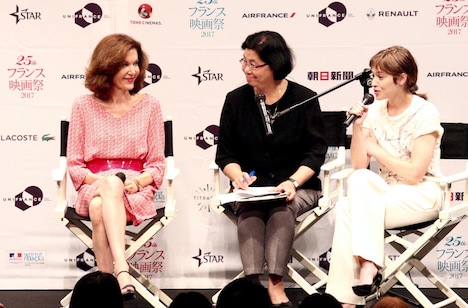 「夜明けの祈り」トークショーの様子。アンヌ・フォンテーヌ（左）、ルー・ドゥ・ラージュ（右）。