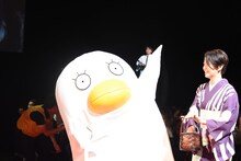 左からエリザベス、長澤まさみ。