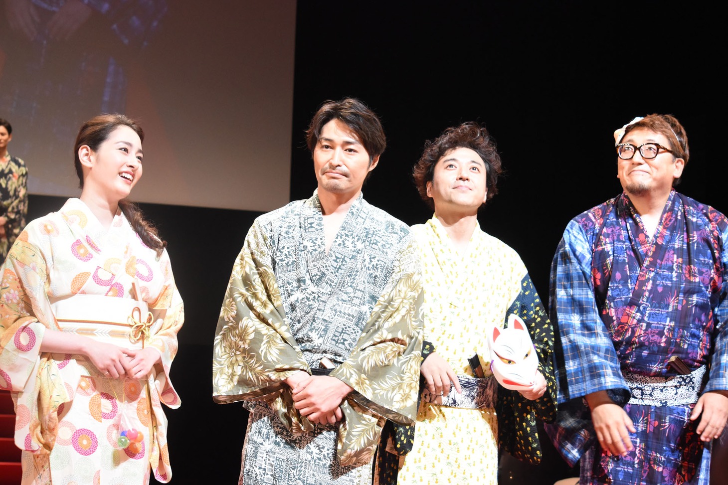左から早見あかり、安田顕、ムロツヨシ、福田雄一監督。