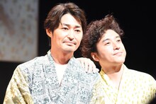 左から安田顕、ムロツヨシ。