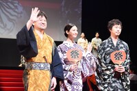 左から佐藤二朗、菜々緒、新井浩文。