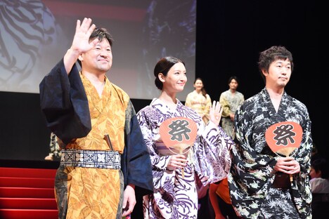 左から佐藤二朗、菜々緒、新井浩文。