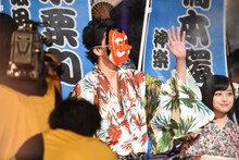 お面を被って登場した小栗旬。