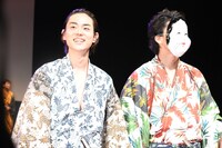 お面を被って登場した小栗旬（右）と、菅田将暉（左）。