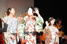 お面を被って登場した小栗旬（中央）。