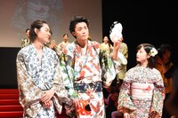 お面を外した小栗旬（中央）。