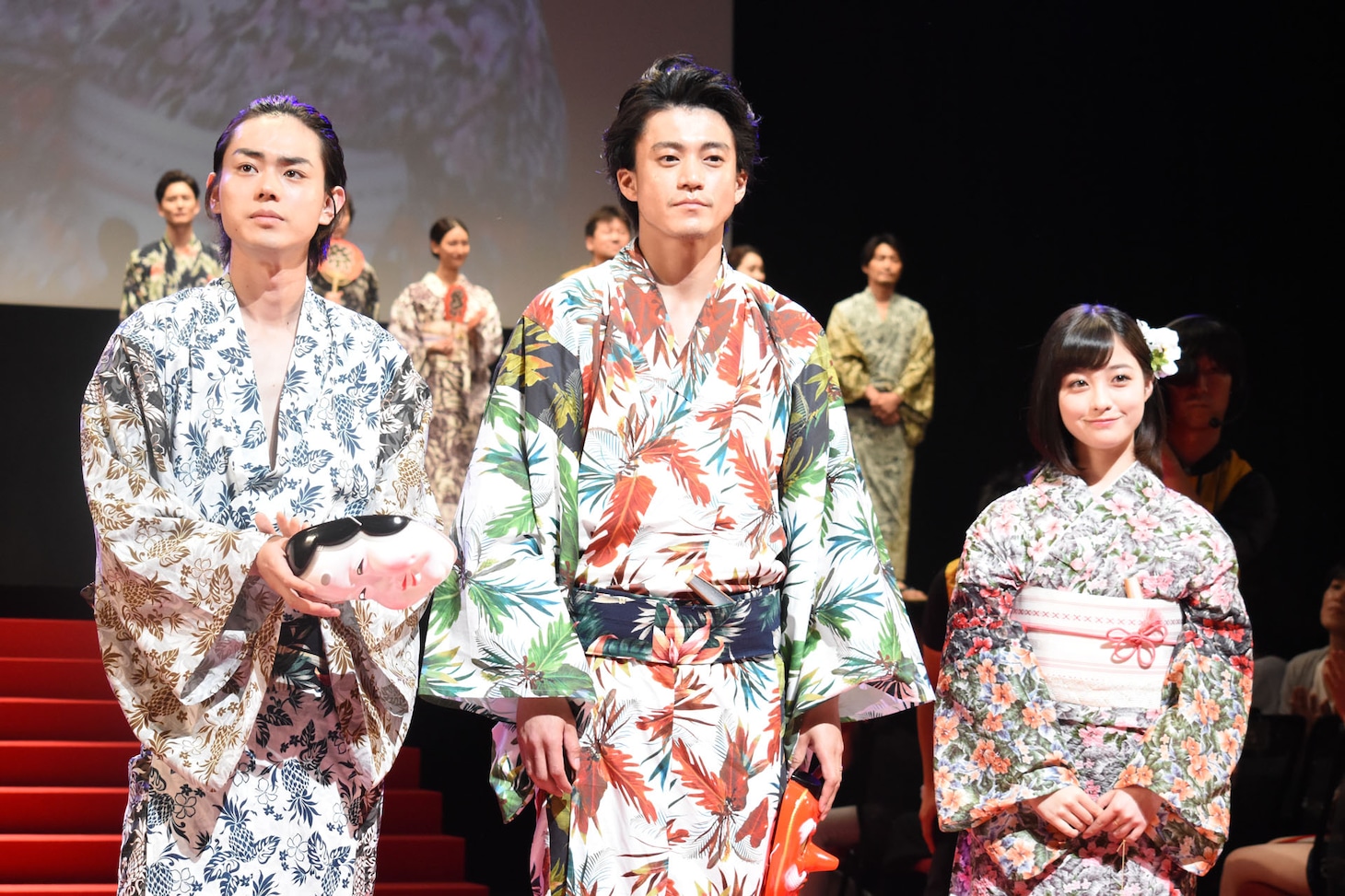 左から菅田将暉、小栗旬、橋本環奈。