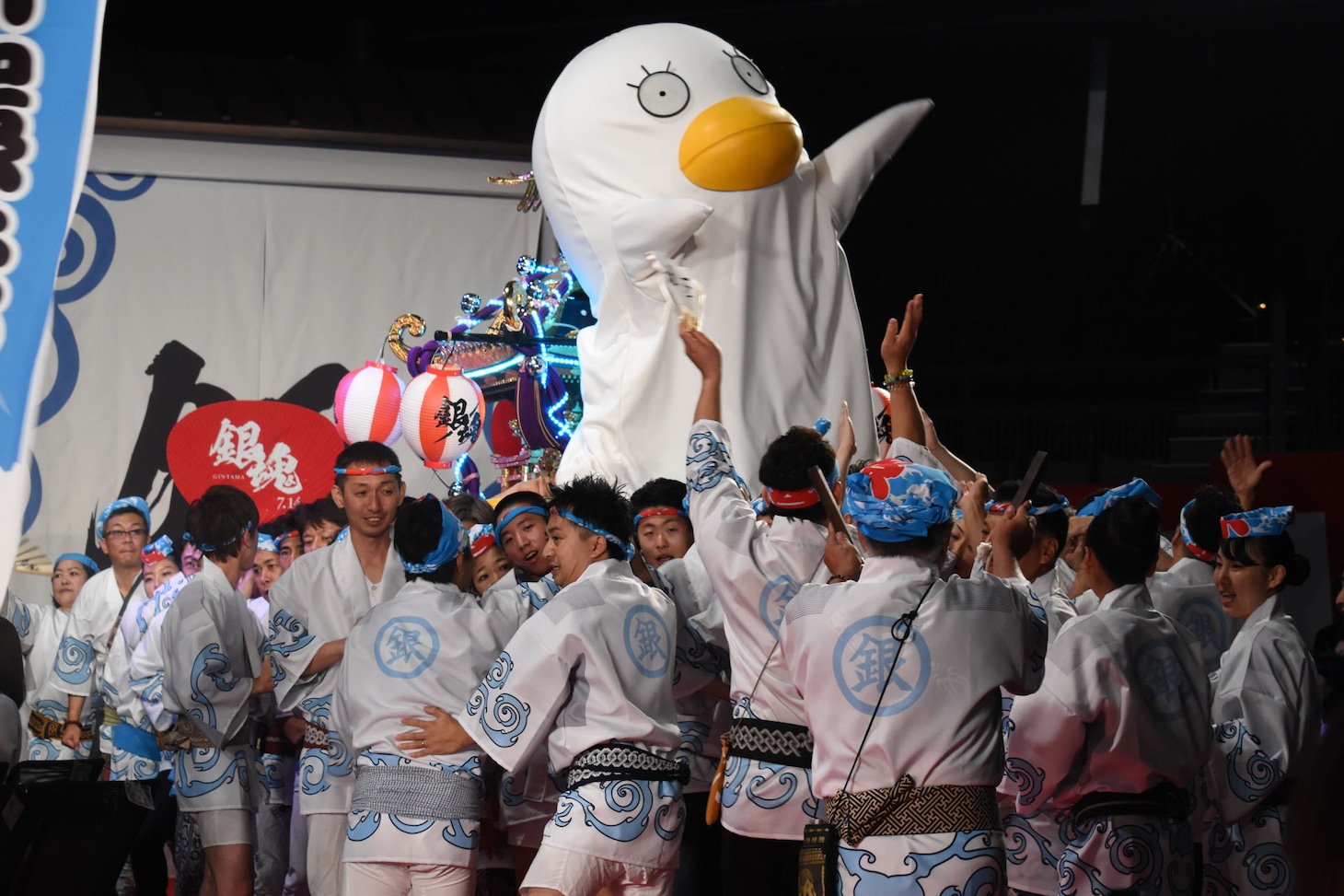 神輿に乗るエリザベス。