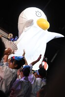 神輿に乗るエリザベス。