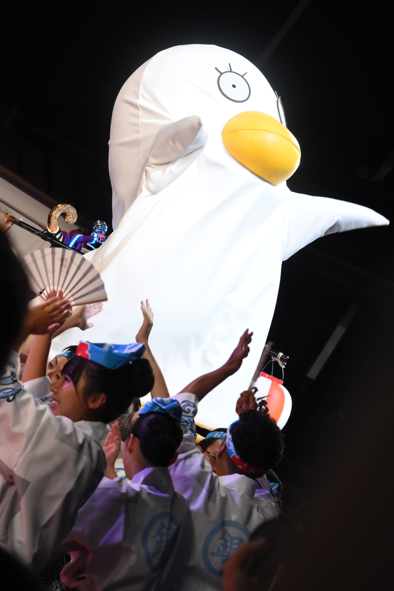 神輿に乗るエリザベス。