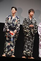 左から岡田将生、新井浩文。