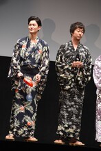 左から岡田将生、新井浩文。