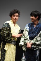 吉沢亮（右）にベタベタするムロツヨシ（左）。