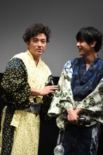 吉沢亮（右）にベタベタするムロツヨシ（左）。