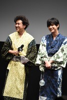 左からムロツヨシ、吉沢亮。