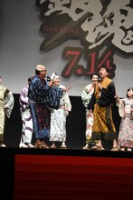 便乗して前に出てきた佐藤二朗（前列右）。