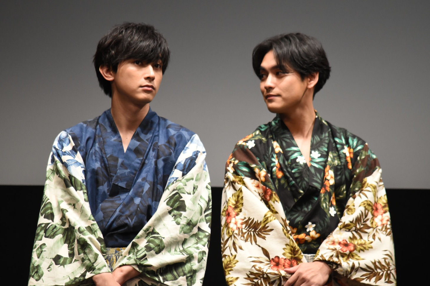 左から吉沢亮、柳楽優弥。