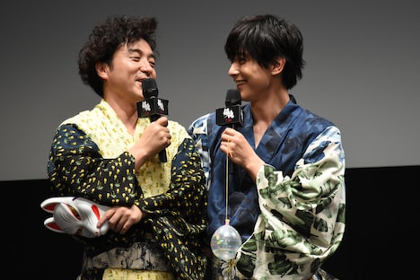 吉沢亮（右）にベタベタするムロツヨシ（左）。