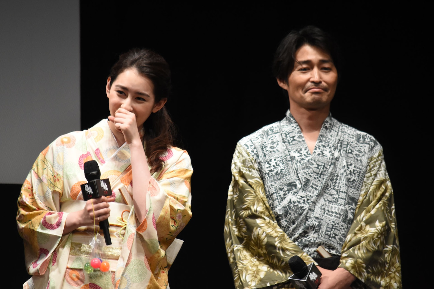 左から早見あかり、安田顕。