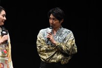 かしこまって話す安田顕。