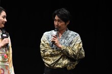 かしこまって話す安田顕。