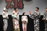 登壇者たちから見つめられる岡田将生（右から2番目）。