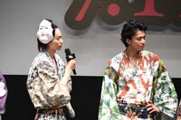 岡田将生を無表情で見つめる菅田将暉（左）と小栗旬（右）。