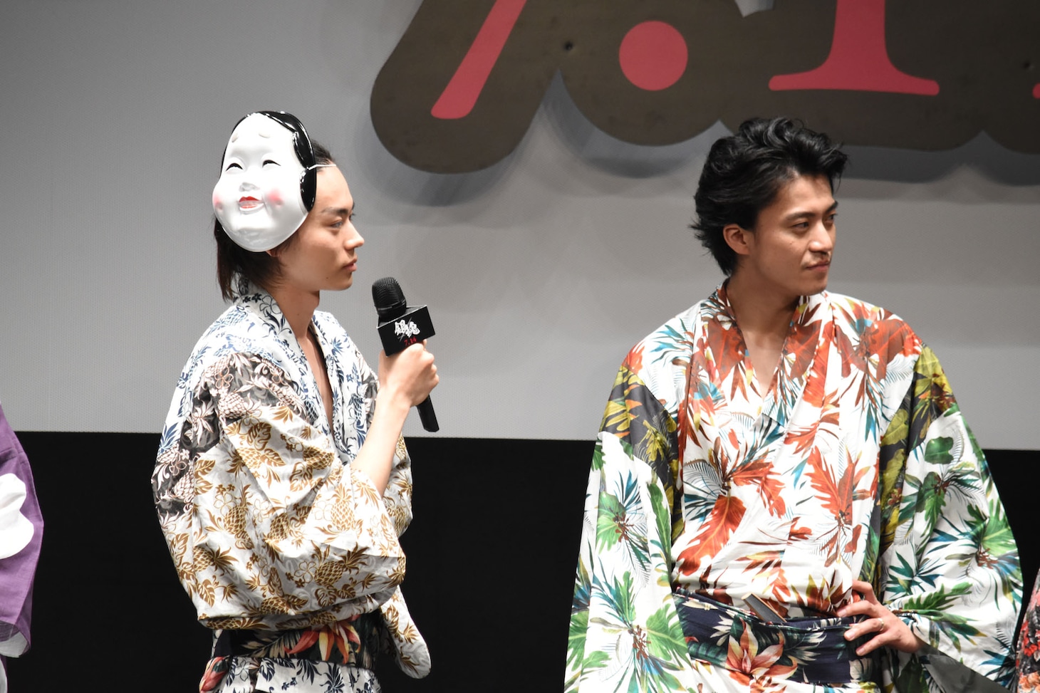 岡田将生を無表情で見つめる菅田将暉（左）と小栗旬（右）。