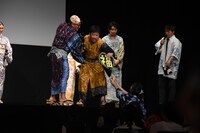 自分のファンを見つけた福田雄一（中央左）と、ファンのうちわを没収する佐藤二朗（中央右）。