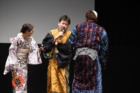 福田雄一ファンのうちわを没収した佐藤二朗（中央）。