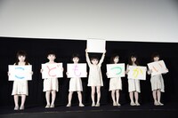 ホワイトバランスのチェックを手伝う白塗りの“こども”たち。