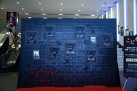 舞台挨拶で滝沢秀明が言及した新宿ピカデリーのエントランスに置かれている「こどもつかい」のパネル。