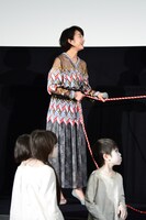 “ホラーくす玉”を引く門脇麦。