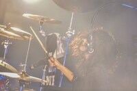 澤村小夜子（Dr）（Photo by AZUSA TAKADA）