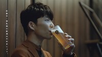 「サッポロ生ビール黒ラベル」を飲む星野源。