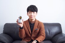 「サッポロ生ビール黒ラベル」を手にする星野源。