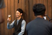 「サッポロ生ビール黒ラベル」の「大人エレベーター」シリーズCMメイキングシーン。