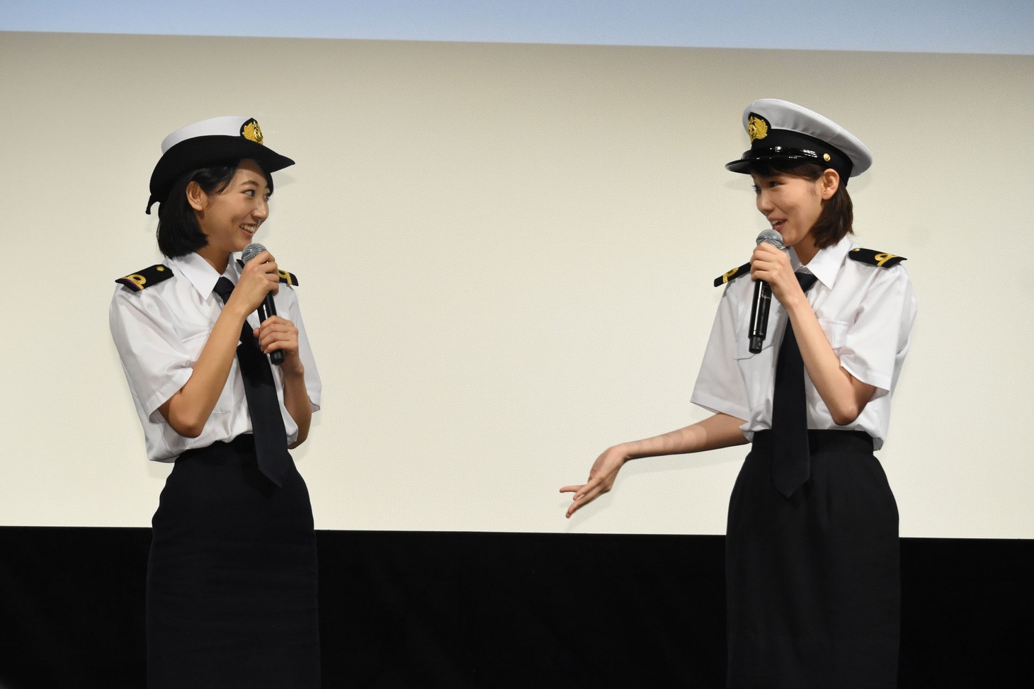 左から武田玲奈、飯豊まりえ。