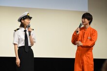 左から飯豊まりえ、桜田通。