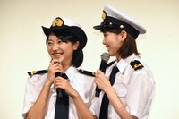 入浴シーンでの密着度を表現する武田玲奈（左）と飯豊まりえ（右）。
