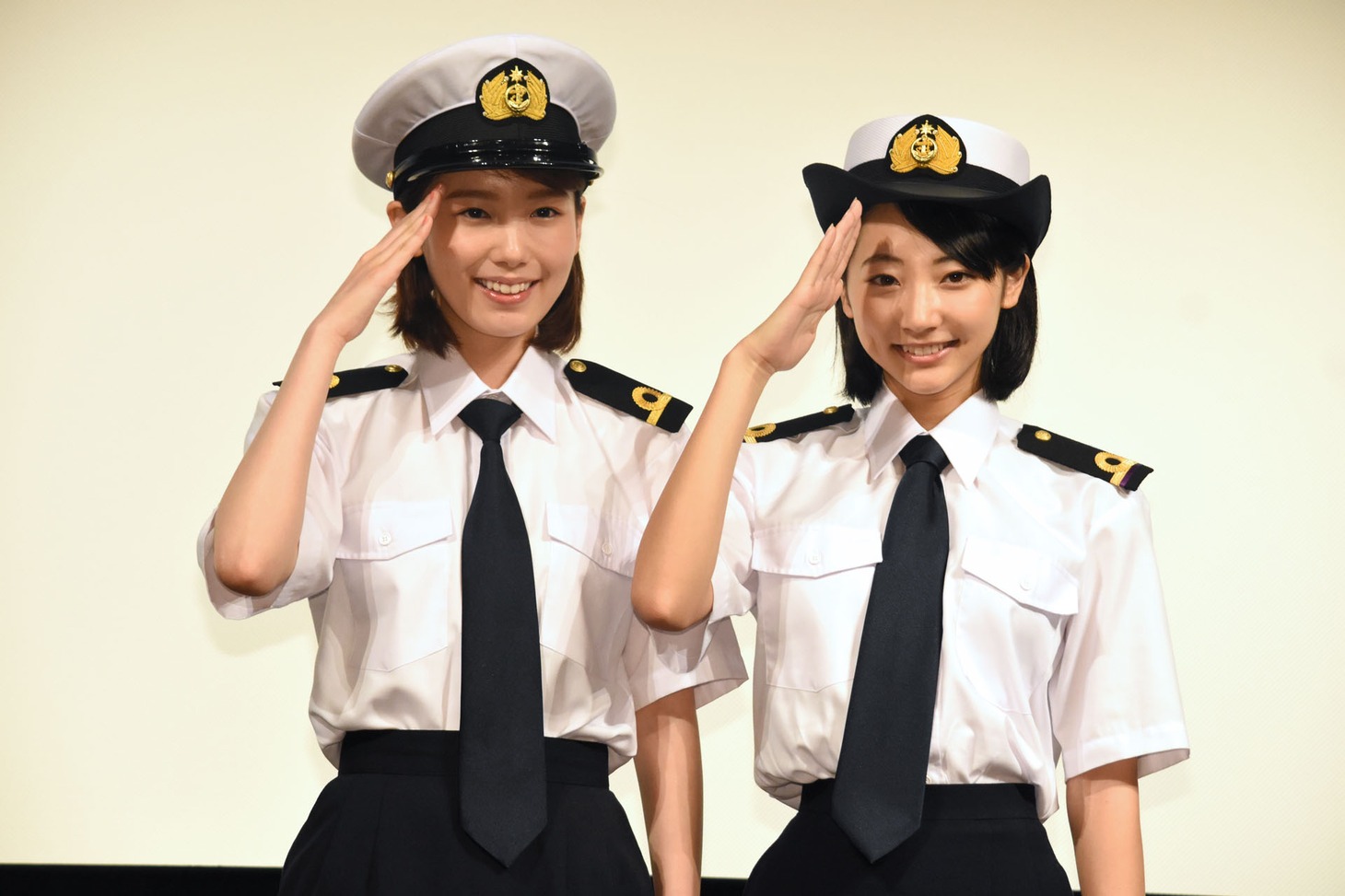 左から飯豊まりえ、武田玲奈。