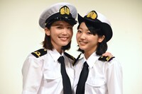 左から飯豊まりえ、武田玲奈。