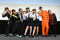 ドラマ「マジで航海してます。」制作発表会の様子。“アイアイサー”ポーズをする登壇者たち。