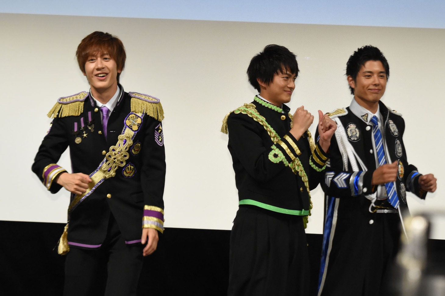 ステージ上で踊り始めたBOYS AND MENメンバー。