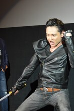 観客から借りたレーザーブレードで、ギャバンコズミックダイナミックを披露する石垣佑磨。