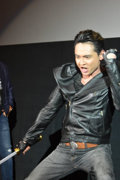 観客から借りたレーザーブレードで、ギャバンコズミックダイナミックを披露する石垣佑磨。